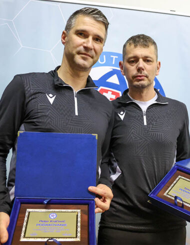 Rozhodcovia Peter Kráľovič a Tomáš Vorel