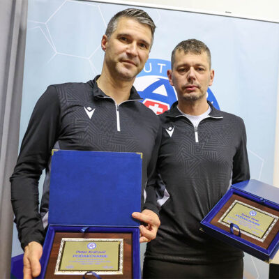 Rozhodcovia Peter Kráľovič a Tomáš Vorel