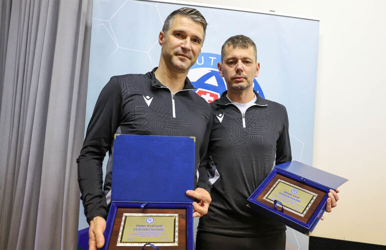 Rozhodcovia Peter Kráľovič a Tomáš Vorel